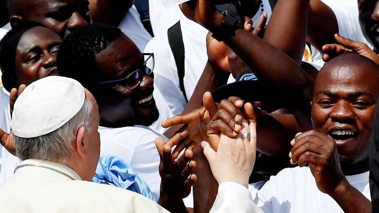 Le Pape saluant un groupe de migrants après l'audience générale du 6 juin dernier.