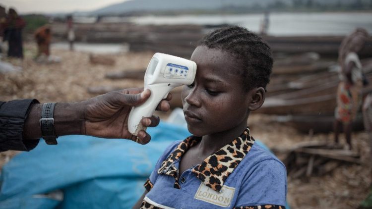 Ein Mitarbeiter des Gesundheitsministeriums misst die Temperatur bei einem Mädchen aus dem Kongo