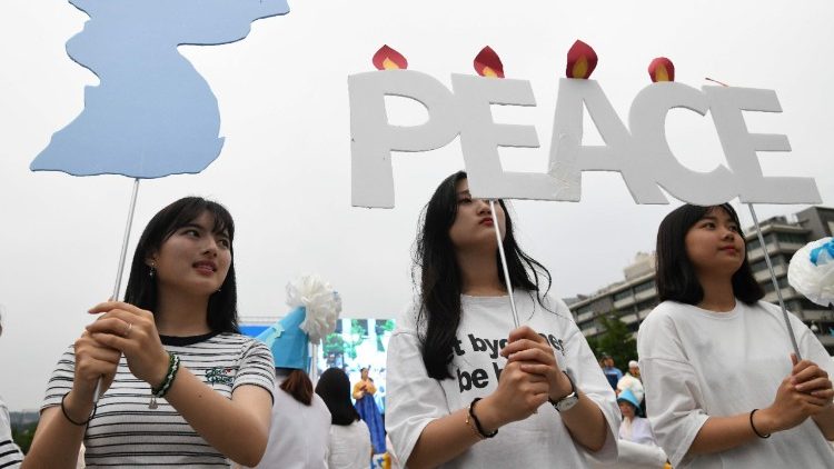 Участници на митинг в Сеул  за мир на полуострова