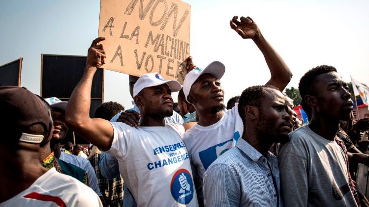 Oppositionsanhänger demonstrieren in Kinshasa gegen die Nutzung der Wahlmaschine