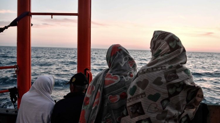 Migrantes a bordo do navio "Aquarius" 