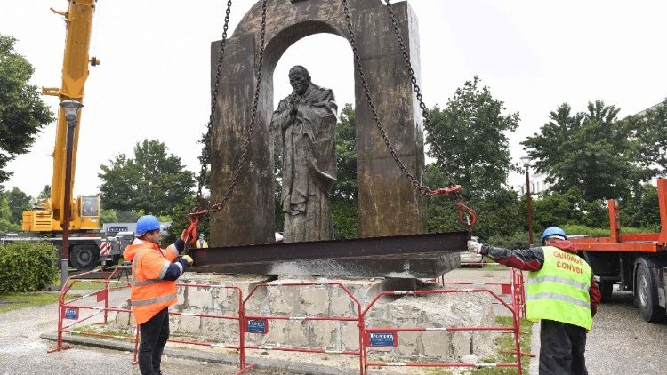Déplacement d'une statue de saint Jean-Paul II à Ploermel, en Bretagne, le 11 juin 2018.