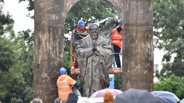 Estátua foi removida na tarde de segunda-feira