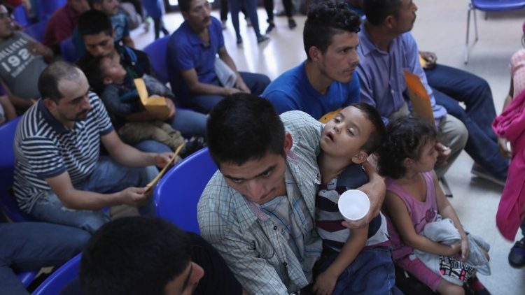 US-IMMIGRANT-SHELTERS-ON-BOTH-SIDES-OF-U.S.-MEXICO-BORDER-AID-MI