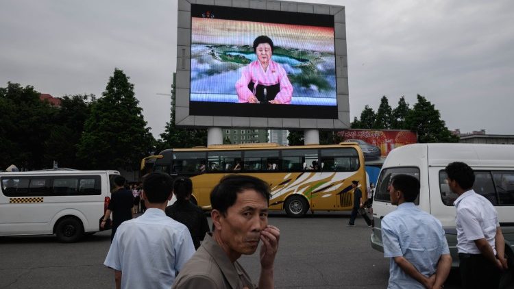 Des Nord-Coréens suivent le direct du sommet de Singapour, à Pyongyang.
