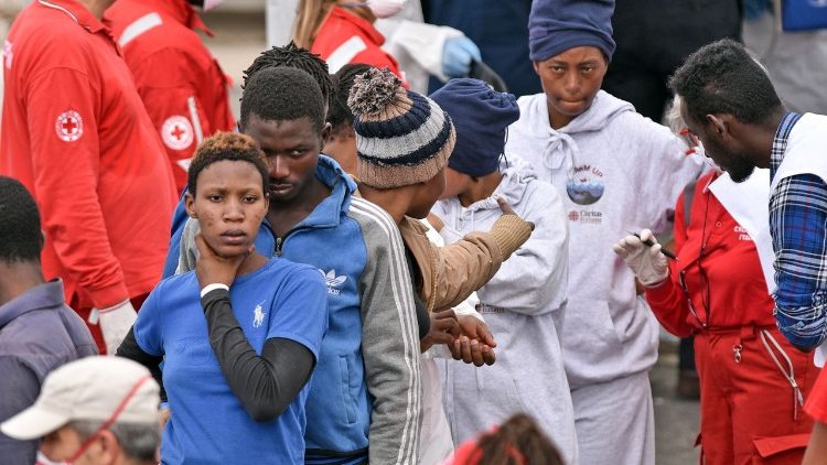 Des migrants pris en charge par la Croix Rouge à Catane, en Sicile, le 13 juin 2018.