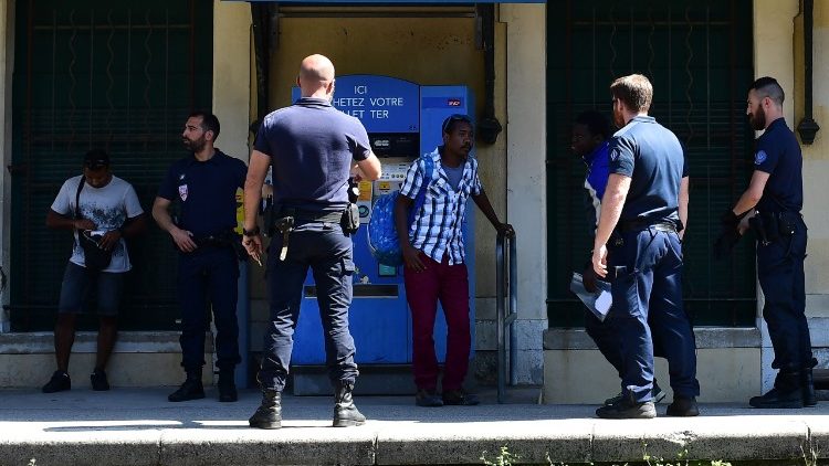 Francouzská policie kontroluje muže na italské hranici u Mentonu