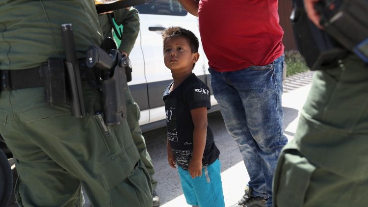 Мексиканско дете на границата със САЩ