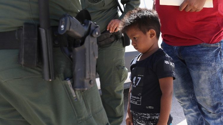 Ein Junge aus Honduras bei einer Kontrolle durch US-Grenzsoldaten an der US-Grenze zu Mexiko