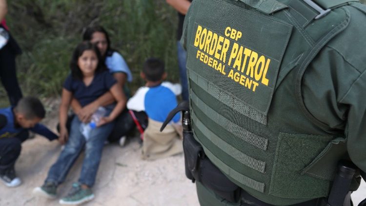 Имигрантско семейство от Мексико на границата със САЩ