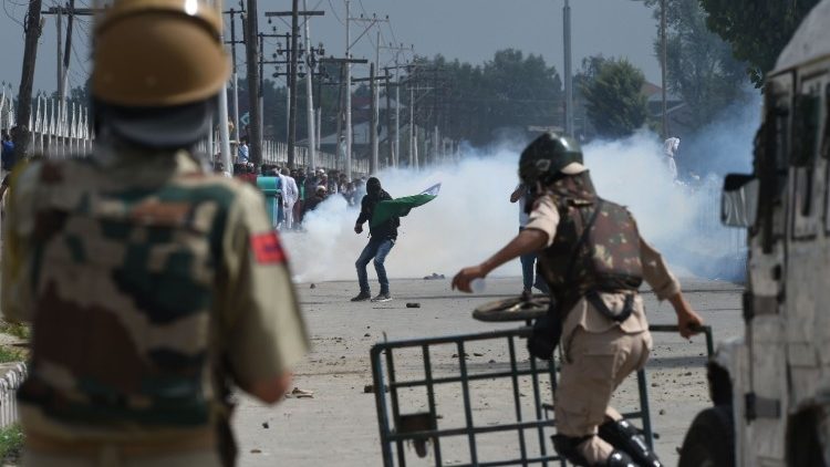 Affrontements entre des forces de sécurité indiennes et des jeunes manifestants, à Srinagar, le 16 juin 2018.