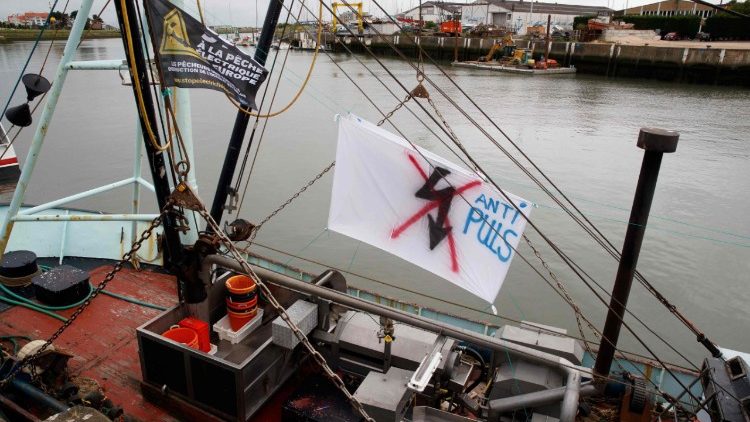 Bloquage par les pêcheurs artisanaux du port de Nieuport, en Belgique, contre l'utilisation de la pêche électrique, le 18 juin 2018.