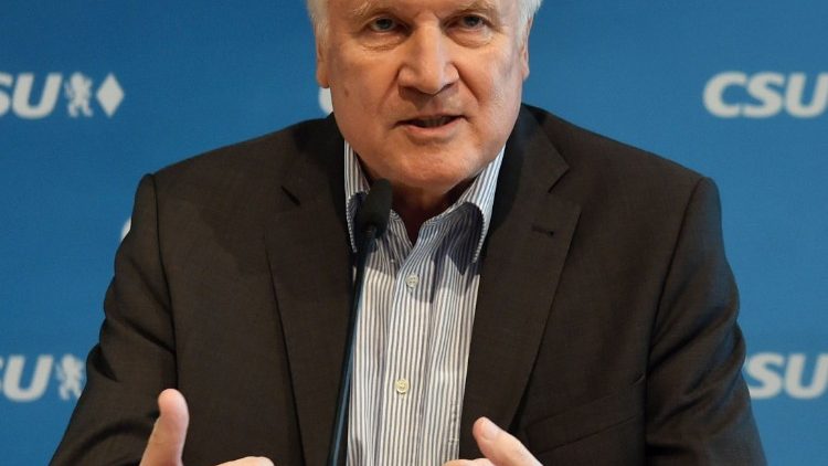 Horst Seehofer erntet für den Vorstoß einer Religionsdebatte in Deutschland Kritik von der Opposition 