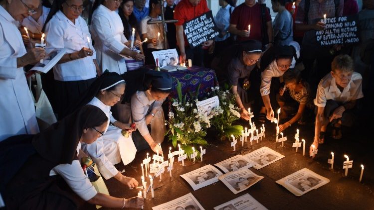 Kerzen für einen ermordetet Priester auf den Philippinen 