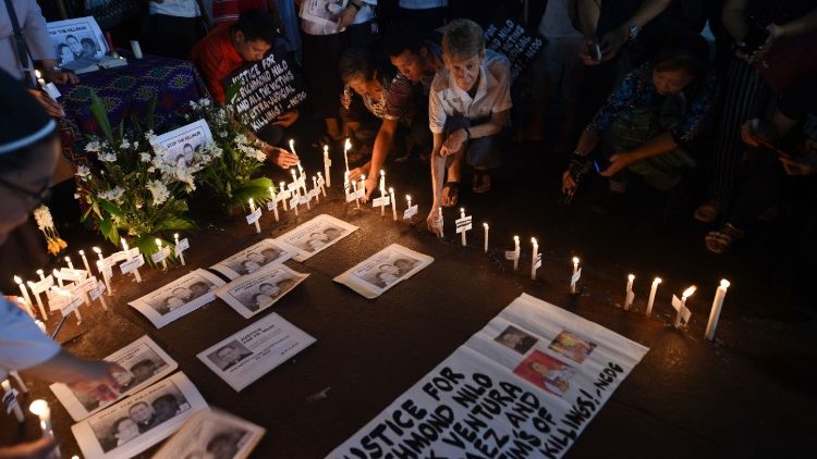 Gedenken an toten Priester auf den Philippinen