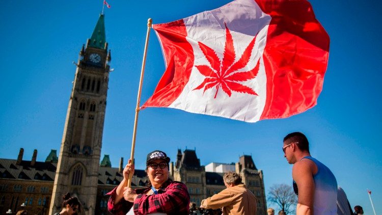 manifestanti pro-legalizzazione cannabis - Canada