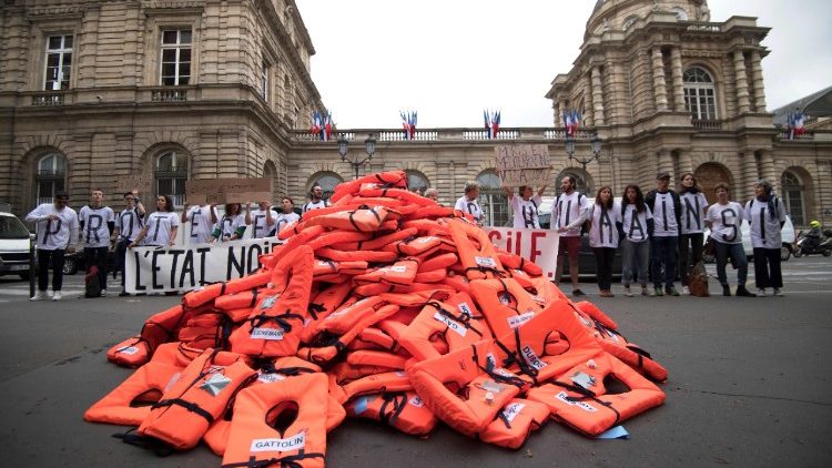 Contre la politique migratoire du gouvernement français, des membres du collectif "Accueil de merde" ont déposé des gilets de sauvetage devant le Sénat, à Paris, le 19 juin 2018.