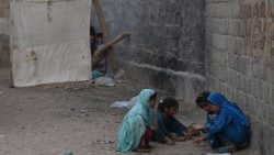 pakistan-afghanistan-refugee-1529509761972.jpg