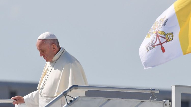 Steigt aus dem Flieger: Papst Franziskus ist in Genf eingetroffen