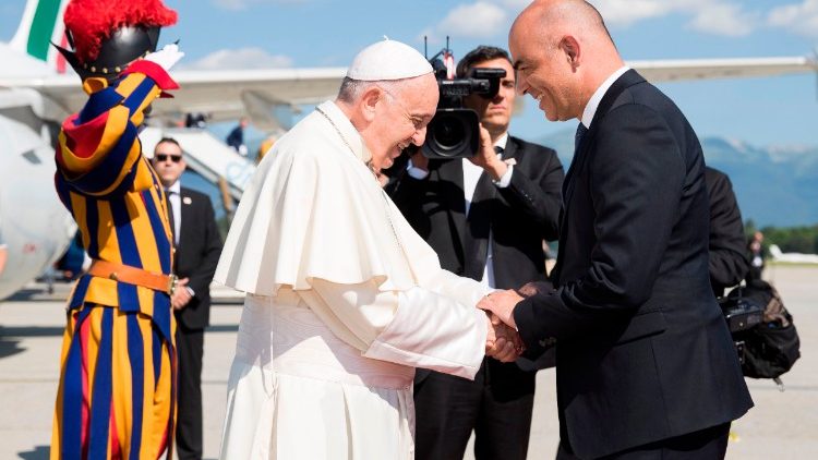 Pápeža František na letisku privítal švajčiarsky prezident Alain Berset