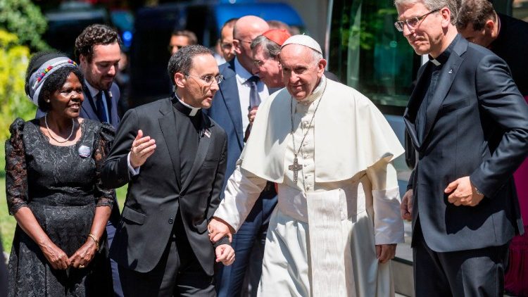 Папа Франциск и монсеньор Маурисио Руеда Белц (отляво), 21 юни 2018