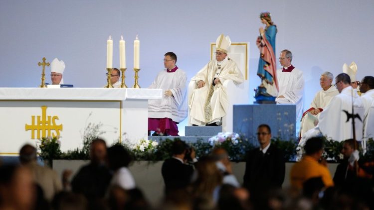 Le Pape préside la messe au Palexpo de Genève le 21 juin 2018.