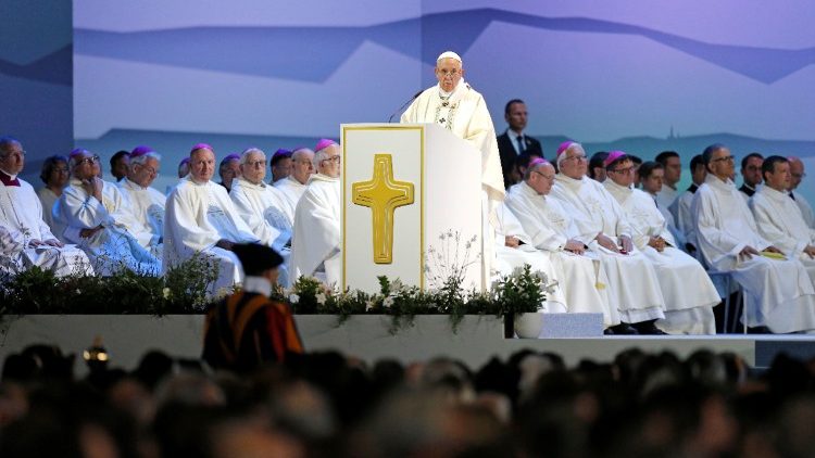 Papež Frančišek pridiga med sveto mašo na ženevskem sejmišču Palexpo.