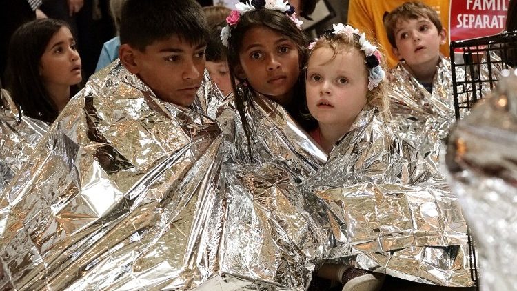 Crianças na fronteira com os EUA