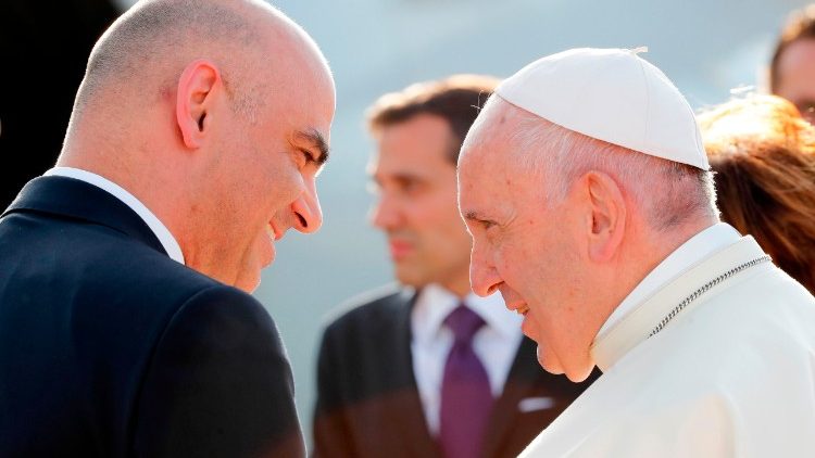 Der Schweizer Bundespräsident Alain Berset im Gespräch mit Papst Franziskus bei dessen Besuch in Genf im Juni dieses Jahres  