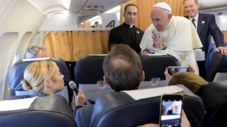 Papež med pogovorom z novinarji
