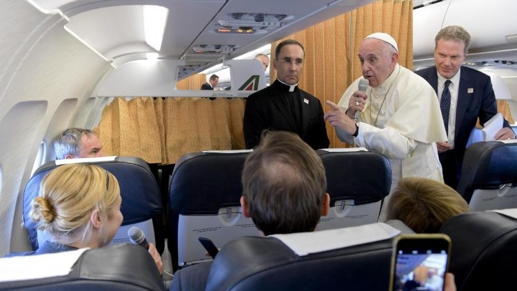 Papież odpowiada na pytania dziennikarzy na pokładzie samolotu