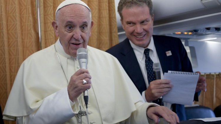Der Papst mit seinem Pressesprecher Greg Burke