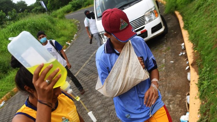 Soccorsi ad un ferito negli scontri all'Università nazionale autonoma del Nicaragua