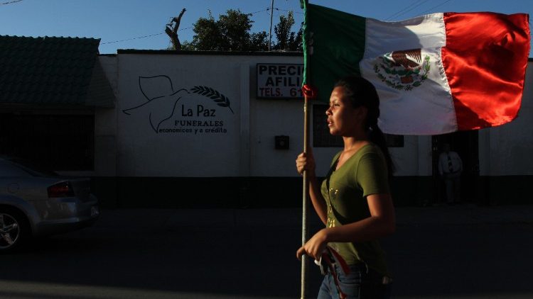 Ciudadana sostiene la bandera de México.