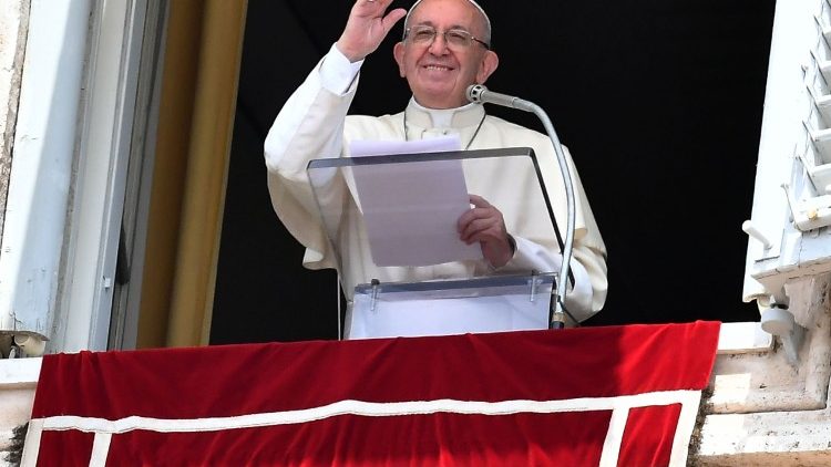 Papa Franjo pozdravlja vjernike za vrijeme Angelusa (Vatikan, 24. lipnja 2018.)