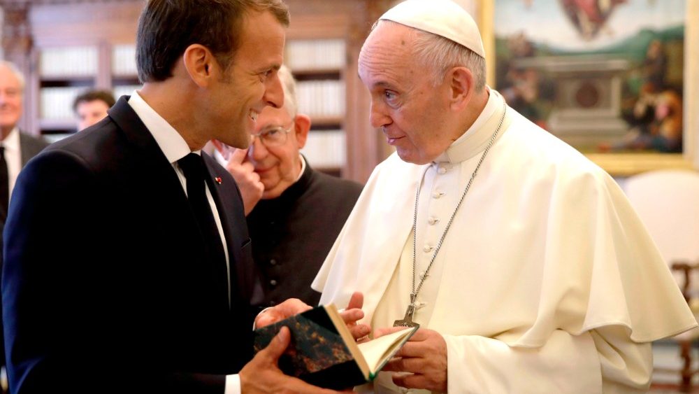 Echange de cadeaux: le président Macron offre au Pape un exemplair edu Journal d'un curé de campagne de Georges Bernanos, auteur très apprécié du Pape