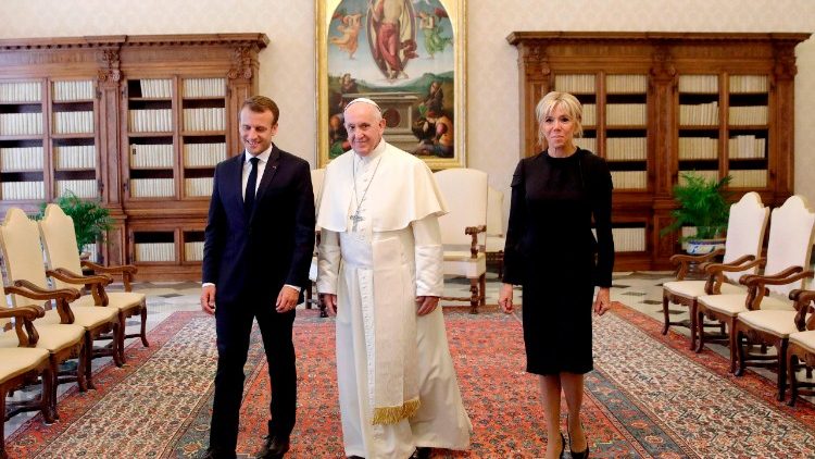 Эмманюэль Макрон с супругой на аудиенции у Папы