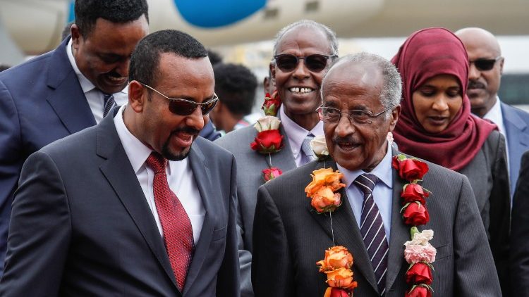 Le premier ministre éthiopien Abiy Ahmed avec le ministre érythréen des affaires étrangères, Osman Saleh Mohamed, à l'aéroport d'Addis Ababa, le 26 juin 2018.