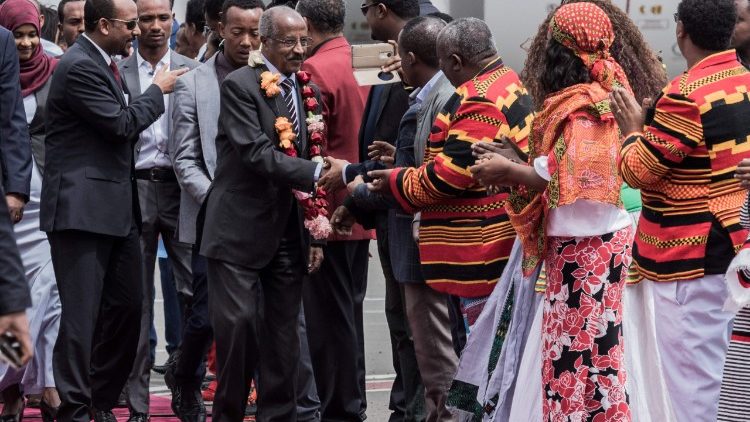 Abiy (l.) beim Empfang der Delegation aus Eritrea