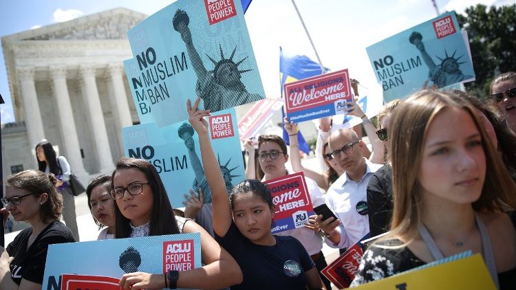 Протестна манифестация във Вашингтон срещу решението на Връховния съд за Travel ban