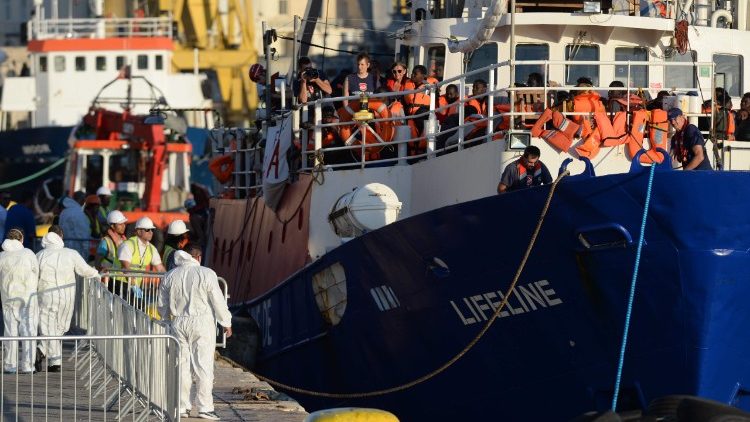 Корабът превозващ мигранти "Лайфлайн", закотвен на пристанището в Малта.