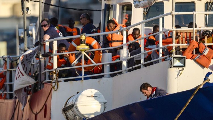La nave MV lifeline a Malta con i migranti