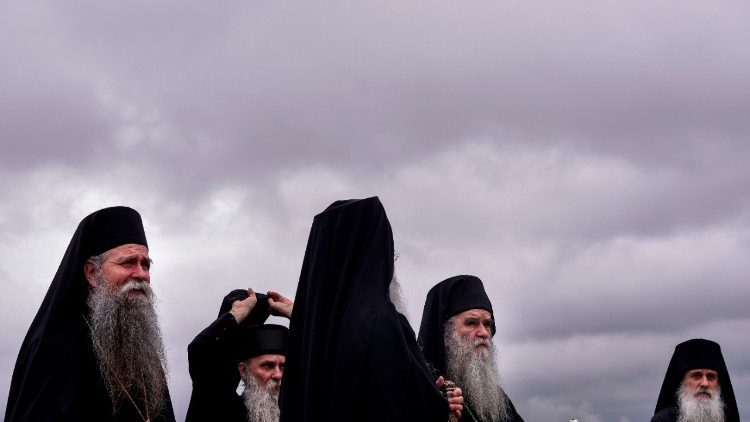 Sacerdotes ortodoxos sérvios durante cerimônia que recorda a "Batalha do Kosovo"
