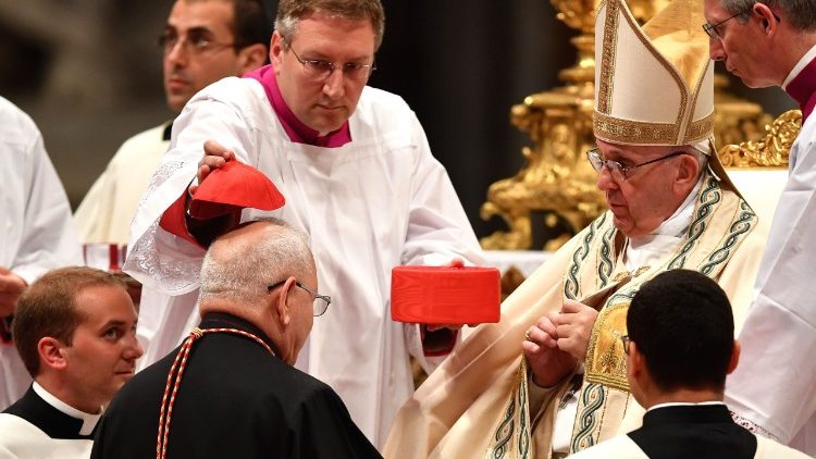 Patriarca de Babilônia dos Caldeus, Louis Raphaël I Sako, recebe o barrete cardinalício