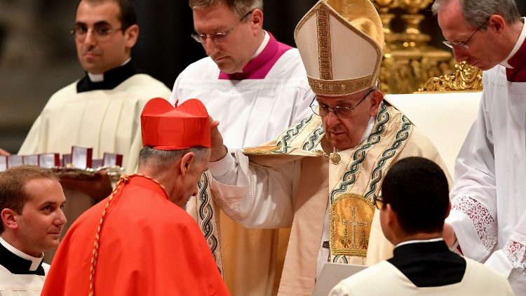 Archivbild: Papst Franziskus überreicht das rote Birett an Kardinal Ladaria