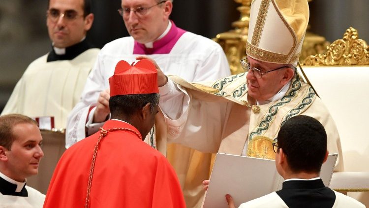 Le cardinal Désiré Tzarahazana  reçoit la barrette cardinalice des mains du Pape