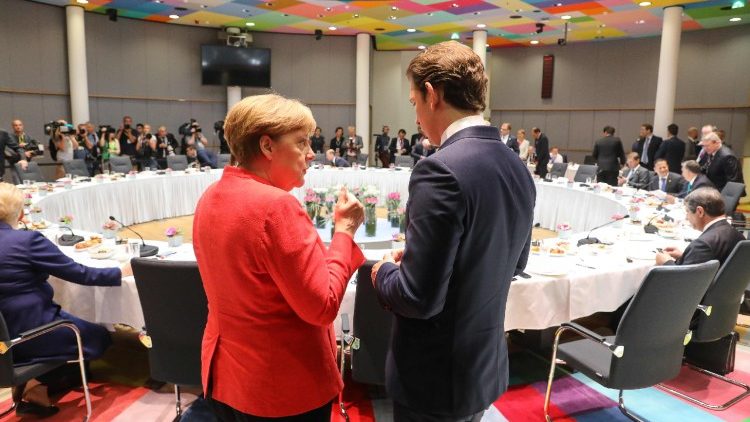 Tuschel, tuschel: Die Bundeskanzler Merkel und Kurz am Rand des Brüsseler Gipfels