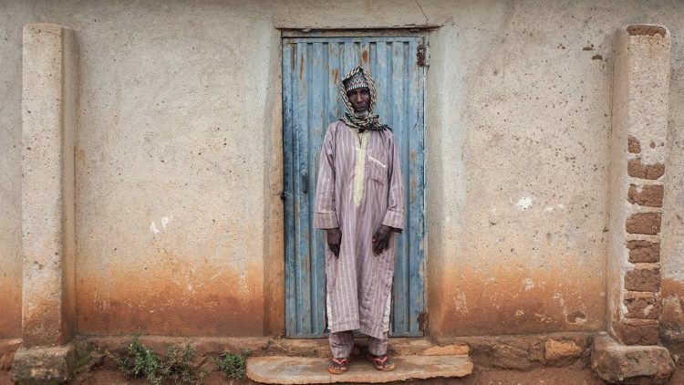 Ein Fulani-Hirte vor seiner Tür in dem Dorf „Luggere“