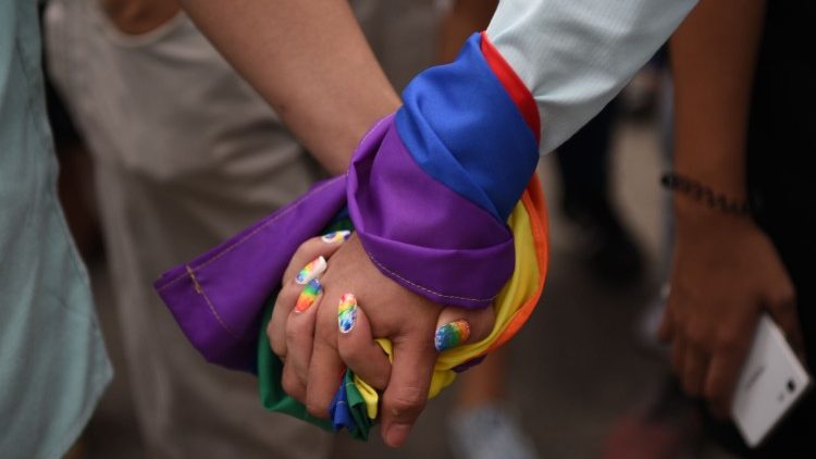Ein Paar bei einer Demonstration für die Rechte Homosexueller 