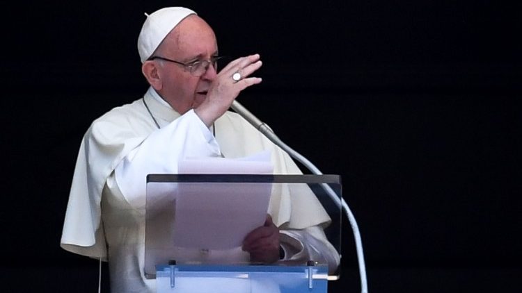 Papst Franziskus segnet die anwesenden Pilger auf dem Petersplatz